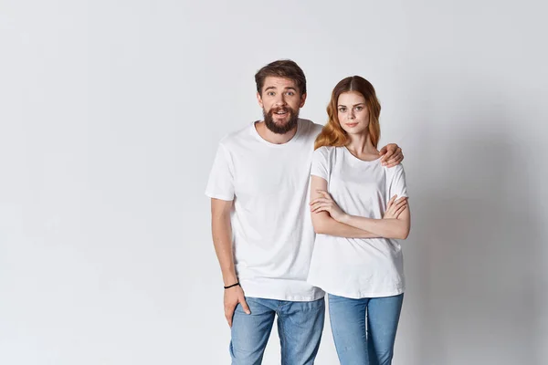Junges Paar weiße T-Shirts Copy Space fun — Stockfoto