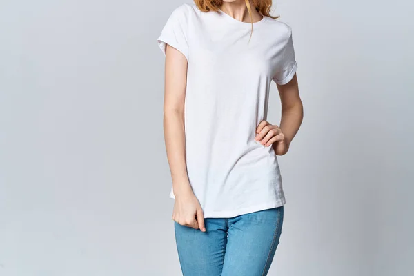 Beyaz tişörtlü kadın moda tasarımı reklamında poz veriyor. — Stok fotoğraf