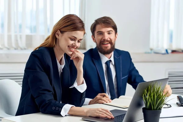 Manager und Managerinnen sitzen am Tisch vor dem Laptop — Stockfoto