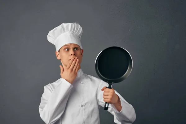 Chef in uniforme una padella nelle mani di un ristorante professionale che cucina — Foto Stock