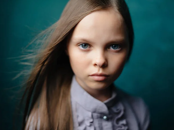 Ragazza in abito grigio Studio emozioni scontento depressione — Foto Stock