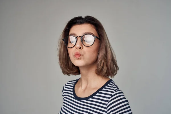 Loira bonito com óculos em listrado t-shirt glamour moda — Fotografia de Stock