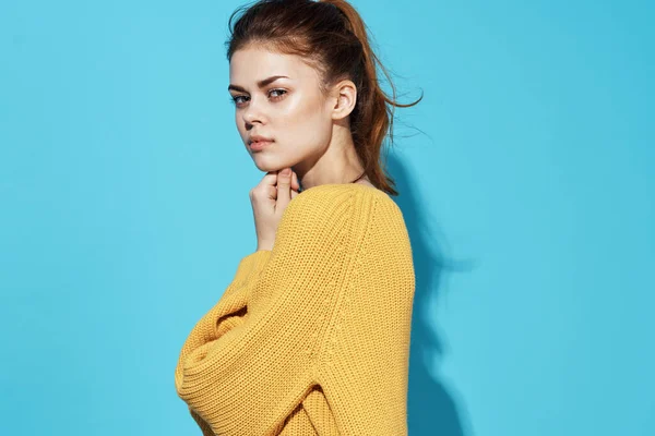 Mulher ruiva cabelo amarelo suéter moda casa estúdio — Fotografia de Stock
