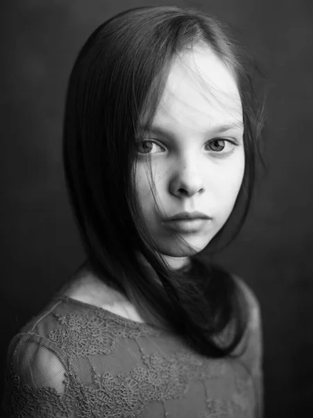 Petite fille posant les cheveux longs gros plan noir et blanc photo — Photo