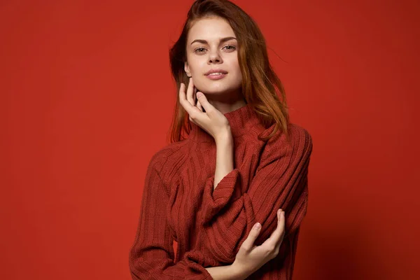 Mujer en suéter rojo estilo de vida glamour cosméticos fondo rojo — Foto de Stock