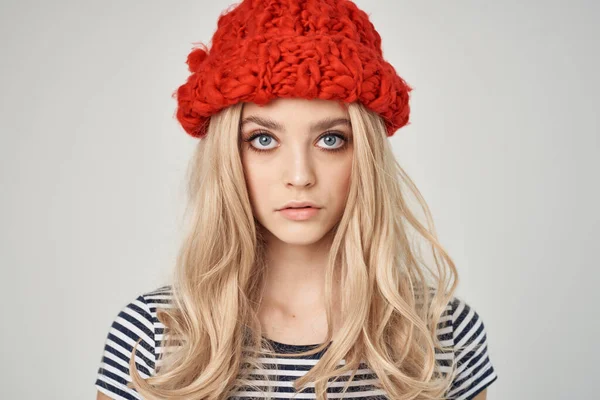 Attraktiv blond i en röd hatt attraktiv look närbild — Stockfoto