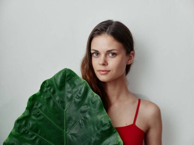 Güzel kadın uyku tulumlarını açtı yeşil yaprak cazibesi ışık arka planı