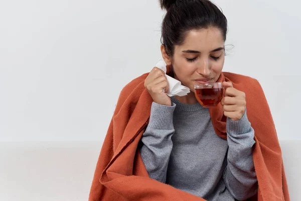 Vrouw zich onwel voelen thuis verbergen met een deken behandeling — Stockfoto