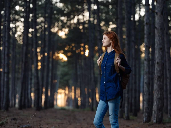 Bonita mujer excursionista mochila bosque naturaleza caminar libertad —  Fotos de Stock