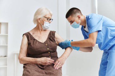 Hasta ve doktor aşılama güvenlik salgını koronavirüsü