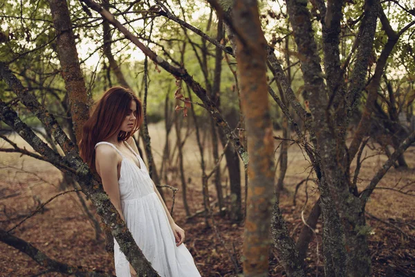 하얀 여름 드레스를 입은 여성 자연 여행 — 스톡 사진