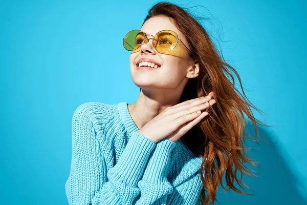 Retrato de una mujer en gafas de moda fondo azul — Foto de Stock