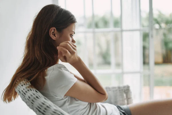 Mujer sentada en casa soledad tristeza depresión —  Fotos de Stock