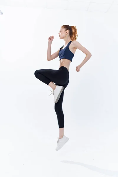Спортивная женщина бег трусцой упражнения активная энергия тренировки — стоковое фото