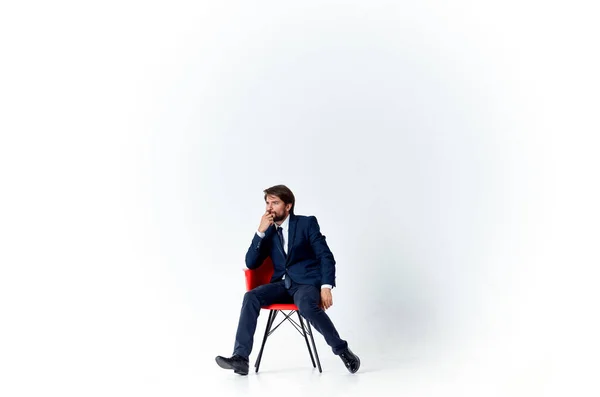 Homem de negócios trabalho mesa vermelha escritório luz de fundo — Fotografia de Stock