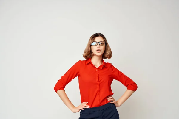 Mujer de negocios en camisa roja emociones posando fondo claro — Foto de Stock