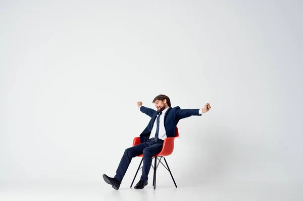 Homem de negócios em terno sentado em cadeiras vermelhas gerente de trabalho de escritório — Fotografia de Stock