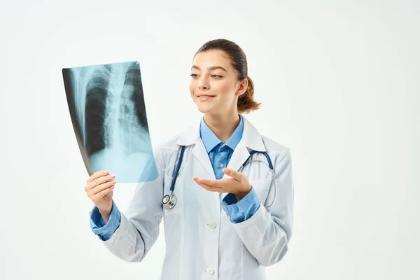 Жінка-радіолог з огляду рентгенівських емоцій — стокове фото