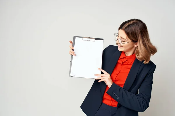 Donna in giacca e cravatta con documenti ufficio direttore segretario di lavoro — Foto Stock