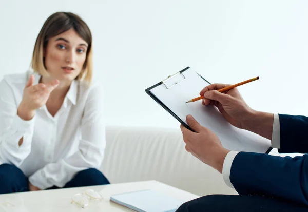 Mujer psicólogo problema comunicación discusión diagnóstico — Foto de Stock