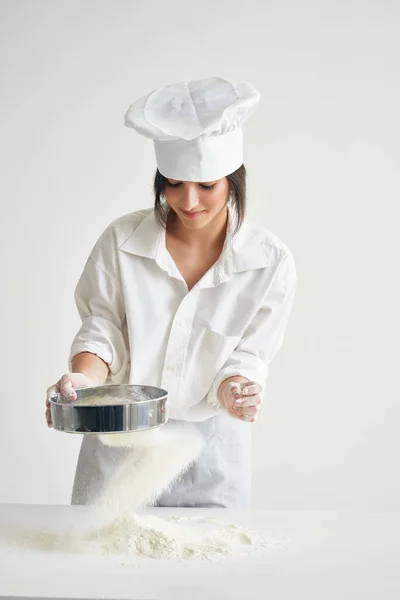 Mulher chef amassar massa de trabalho com farinha Profissional — Fotografia de Stock