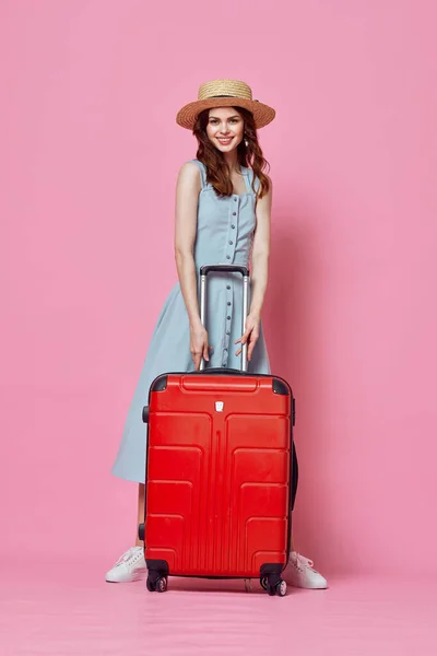 여행 예약을 하지 않고 빨간 여행 가방을 가지고 있는 여성 — 스톡 사진