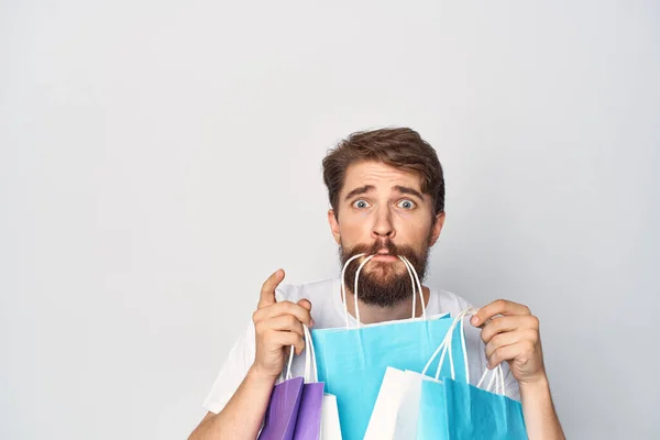 Hombre con bolsas en sus dientes compras estilo de vida divertido —  Fotos de Stock