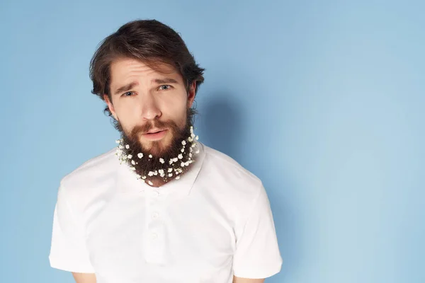 Hombre guapo en camisa flores en barba cuidado del cabello estilo de vida fondo azul —  Fotos de Stock