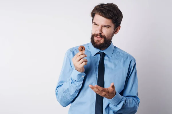 Бородатий чоловік у сорочці з краваткою криптовалюта Bitcoin фінансові віртуальні гроші — стокове фото