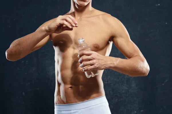 Homme sportif en short blanc pompé torse entraînement recadré vue studio — Photo