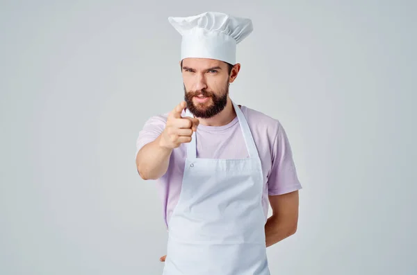 Um homem barbudo em um uniforme de chefs gesticula com as mãos as emoções dos profissionais — Fotografia de Stock