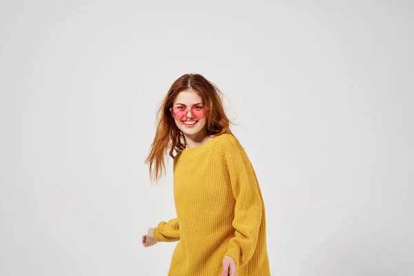 Mujer bonita en un suéter y gafas peinado gafas de moda posando — Foto de Stock