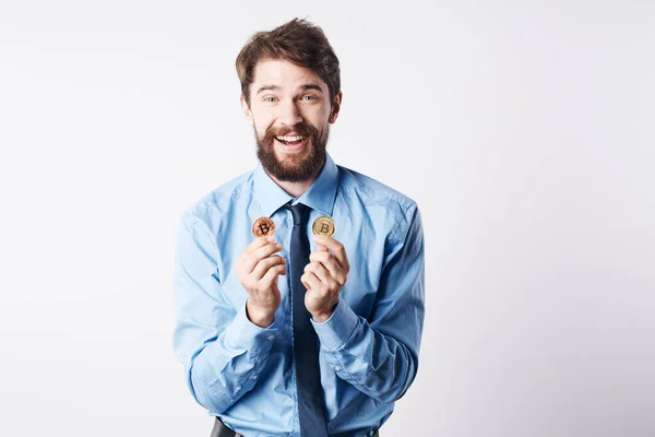 Чоловік у сорочці з краваткою криптовалюта Bitcoin готівкові інвестиції електронні гроші — стокове фото