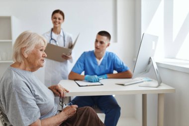 Doktorda ve hemşirede bir kadın profesyonel sağlık tanılama iletişimi için randevu verir