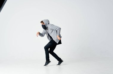 Maskeli adam yüzünü gizliyor. Duygularını gizliyor.