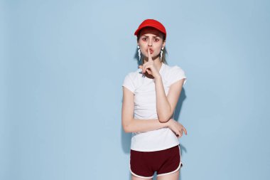 Kırmızı şapkalı kadın. Yaz kıyafetleri. Modern moda.