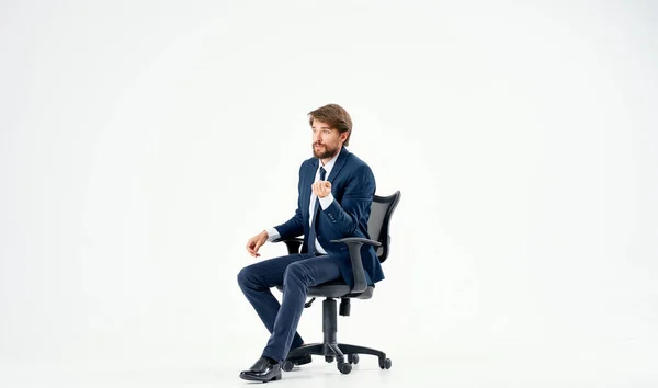 Um homem de terno sentado em uma cadeira de escritório funcionário de trabalho — Fotografia de Stock