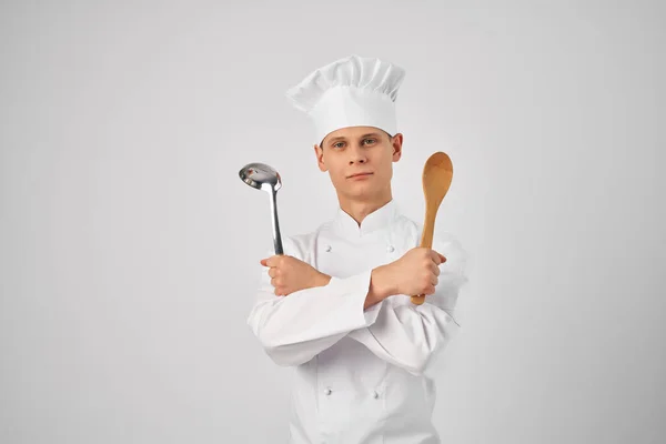 Cuocere con un mestolo e un cucchiaio di legno nelle mani lavoro in cucina — Foto Stock