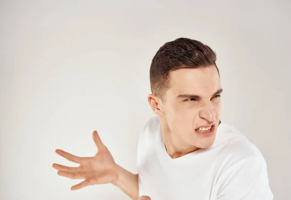 Mann in weißem T-Shirt sieht wütend aus — Stockfoto
