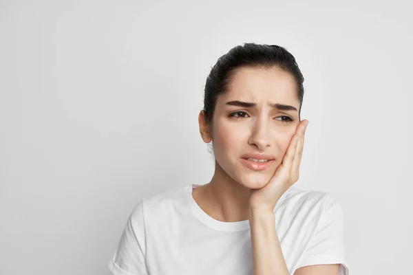 Mujer con dolor de muelas sosteniendo la cara medicina odontología — Foto de Stock