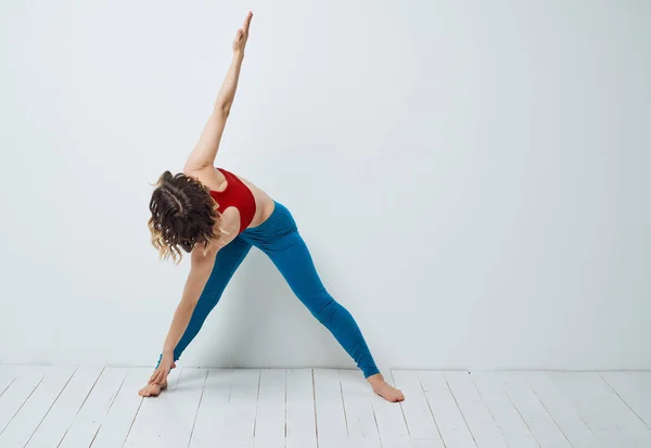 Kvinna gymnast yoga balans fitness smal figur — Stockfoto