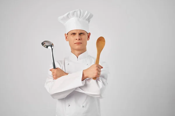 En man i en kocks uniform kök leveranser arbete i en restaurang — Stockfoto