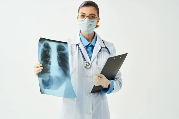 Kvinnlig läkare i vita rockar medicin sjukhus röntgen diagnostik — Stockfoto