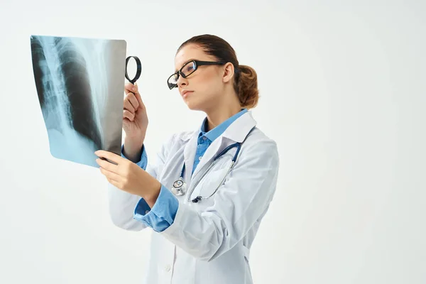 Жінка-лікар рентген діагностика радіолог — стокове фото