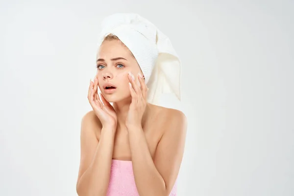 Mujer con una toalla en la cabeza descontento problemas de la piel fondo claro —  Fotos de Stock