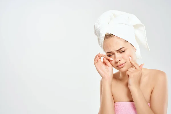 Bonita mujer sosteniendo la cara dermatología cuidado de la piel de cerca — Foto de Stock