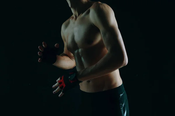 Uomo con un busto pompato esercizio di allenamento del busto sport sfondo scuro — Foto Stock