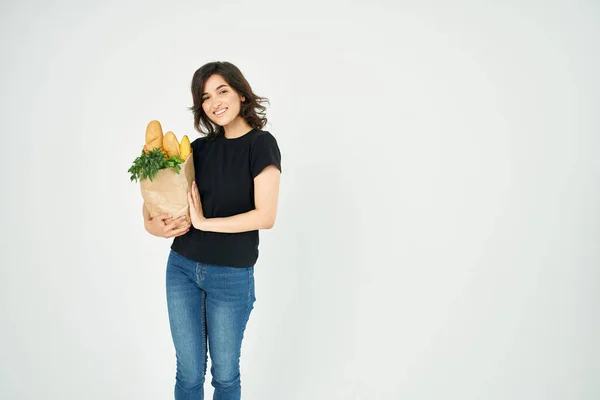Morena alegre con un paquete de supermercado de alimentos saludables —  Fotos de Stock