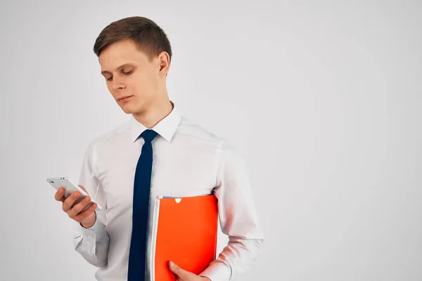 Geschäftsmann im Hemd mit Krawatte dokumentiert Telefonkommunikationsbüro — Stockfoto