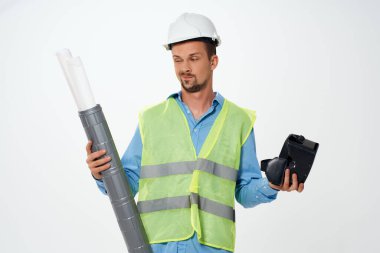 Şablonlar üzerinde çalışan inşaat işçisi. Sanal gerçeklik gözlükleri inşaatı.